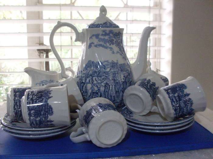 CHURCHILL BLUE & WHITE  HUNTING SCENE SMALL CUP TEASET....17 PIECE.....SEE DESCRIPTION