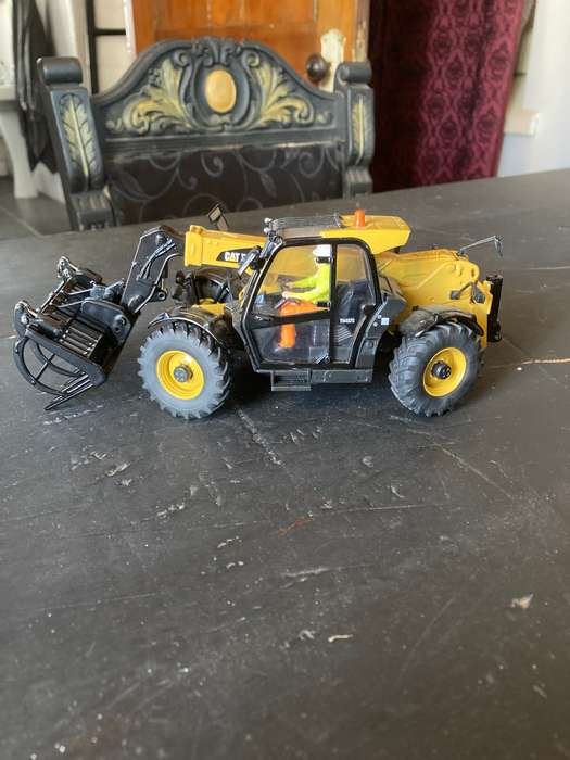 CAT TELEHANDLER BY DIE CAST MASTERS 1:25 SCALE
