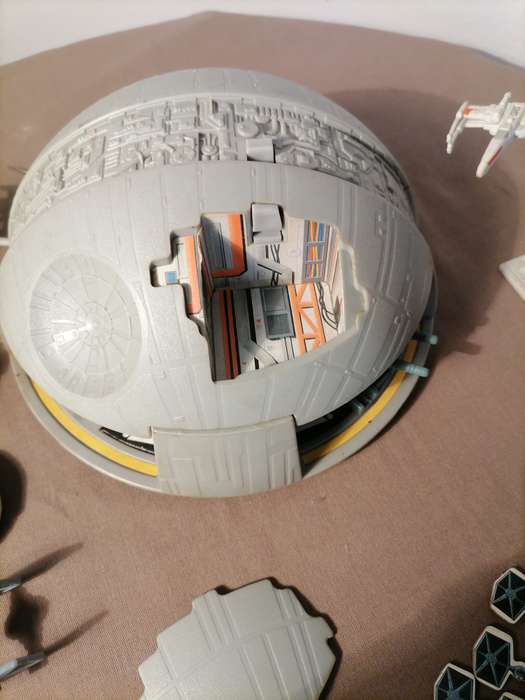 MICRO MACHINES STAR WARS A NEW HOPE THE DEATH STAR, 1994 - COMPLETE WITH EXTRAS - WITH FIGURES