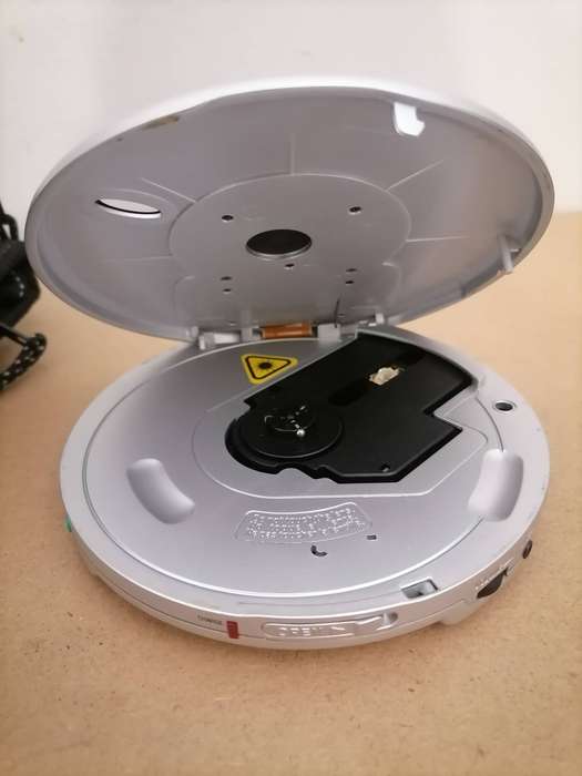 Wharfedale WH-CD40PLL - CD PLAYER & RADIO WITH 40 SECONDS ANTI-SHOCK WITH BAG & CD COMPARTMENT WORKS