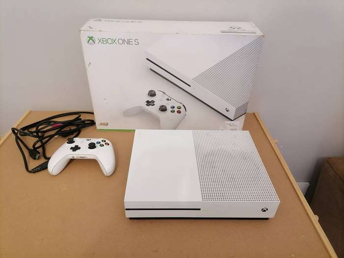 Xbox One S Console 500 GB HDD with Remote Controller & HDMI Power Supply & Rechargeable Battery