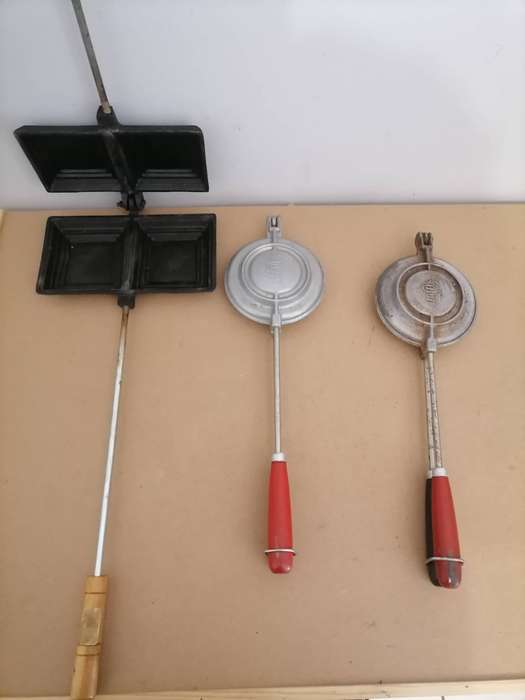 1 X cast iron double jaffle iron, known as a sandwich press or snackwich maker - 2 x Jaffle Maker