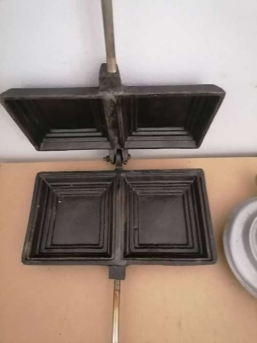 1 X cast iron double jaffle iron, known as a sandwich press or snackwich maker - 2 x Jaffle Maker