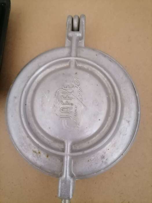 1 X cast iron double jaffle iron, known as a sandwich press or snackwich maker - 2 x Jaffle Maker
