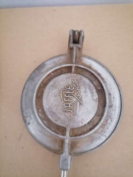 1 X cast iron double jaffle iron, known as a sandwich press or snackwich maker - 2 x Jaffle Maker