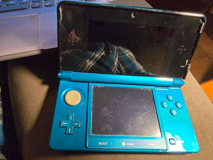 Nintendo 3ds - Turquoise with Hard Shell Case and Charger