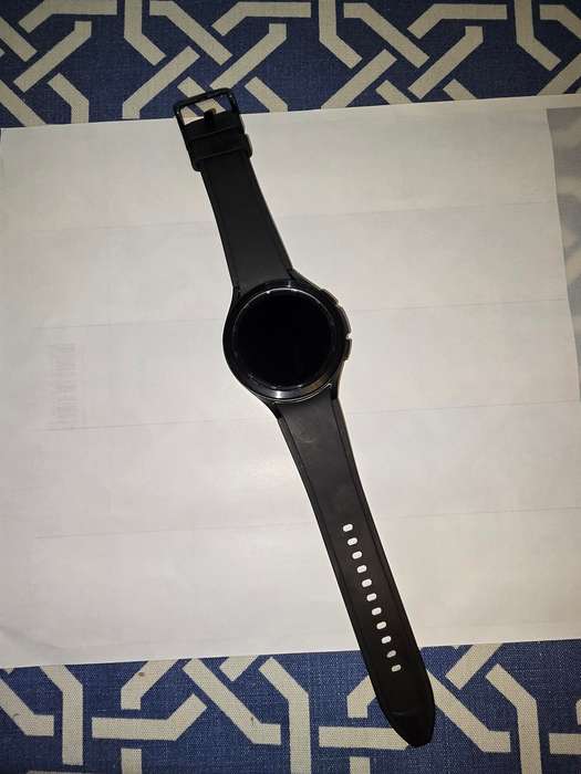 Samsung Galaxy Watch 4 - with charger (excellent condition - used a few times only)