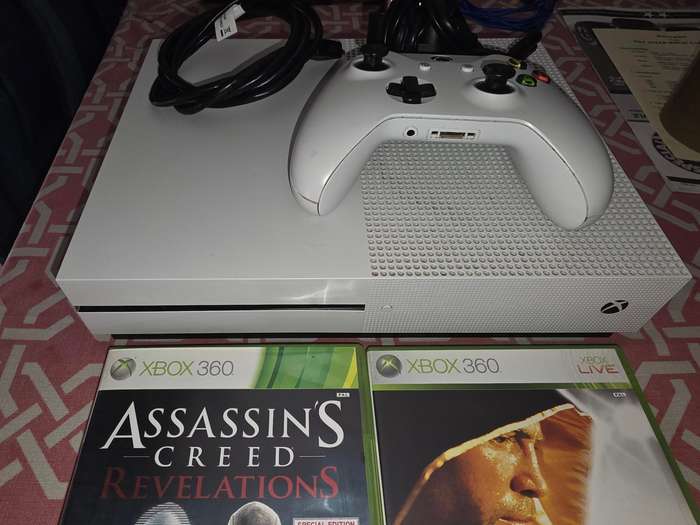 Xbox One S - Very good Condition with 1 Controller - 500gb