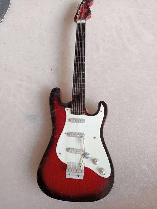 I KNOW NOTHING-very nice electric guitar about 300mm long in velvet case !!!! COMPLETE WITH STRINGS