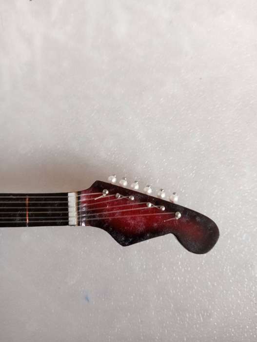 I KNOW NOTHING-very nice electric guitar about 300mm long in velvet case !!!! COMPLETE WITH STRINGS