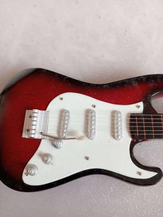 I KNOW NOTHING-very nice electric guitar about 300mm long in velvet case !!!! COMPLETE WITH STRINGS