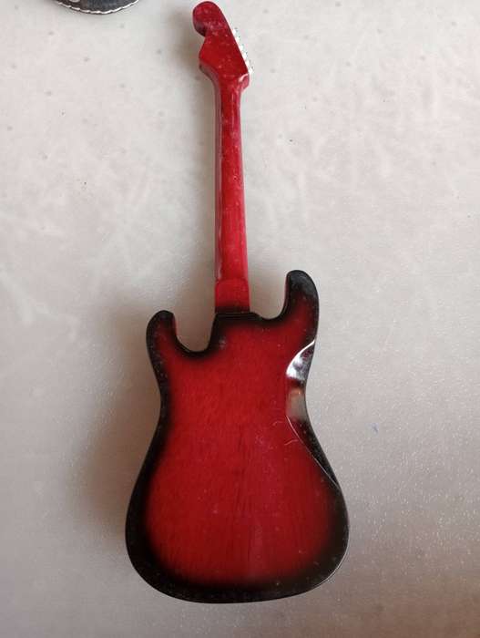 I KNOW NOTHING-very nice electric guitar about 300mm long in velvet case !!!! COMPLETE WITH STRINGS