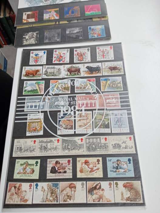 GB-VERY FINE LOT OF PRESENTATION PACKS + complete issues for 1984