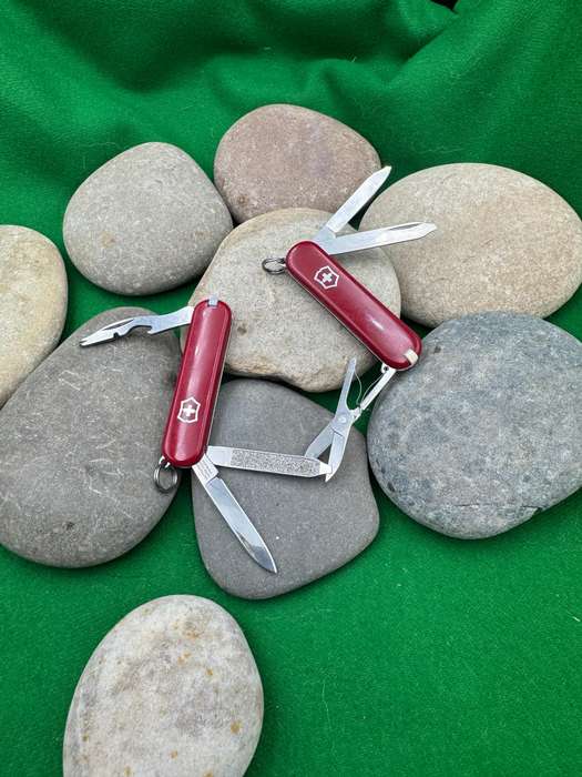 Victorinox Classic  x 2