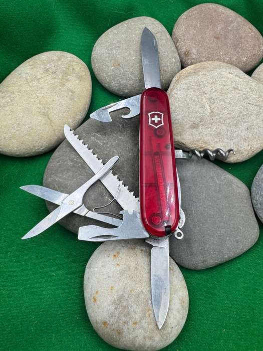 Victorinox Huntsman Trans Red Scale