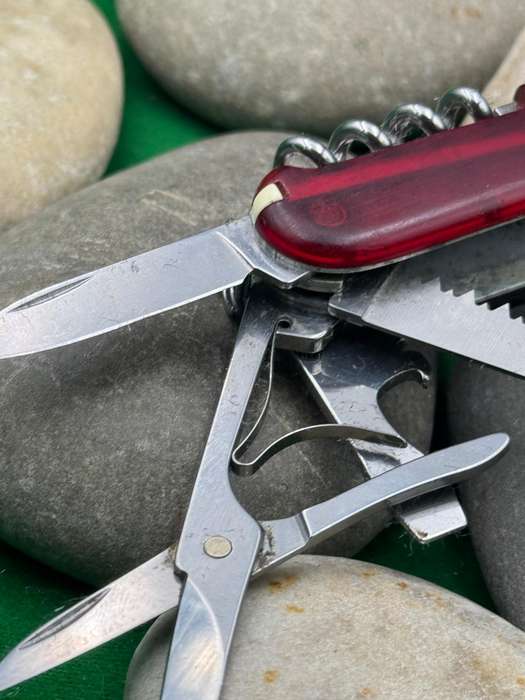 Victorinox Huntsman Trans Red Scale