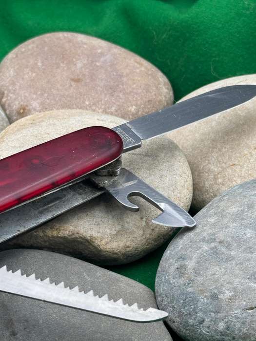 Victorinox Huntsman Trans Red Scale