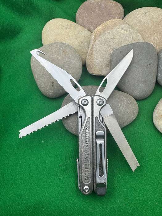 Leatherman Charge Titanium includes Molle Pouch
