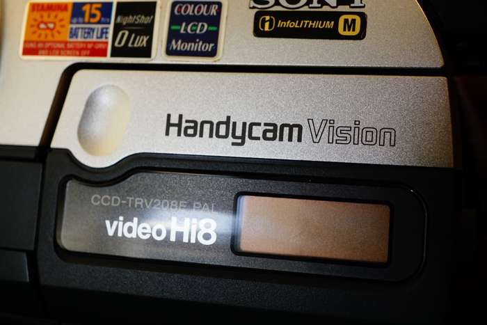 Sony CCD-TRV208E Hi8 Tape Digital Video Camera HANDYCAM Camcorder **Great Condition**