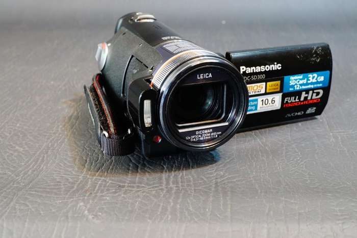 Panasonic HDC-SD300 High Definition AVCHD Full HD. O.I.S. 1080p 10.6 Mp Camcorder **Great Condition*