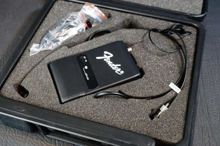 Fender WTX-1 Wireless Headset Microphone and Passport Wireless Docking System Receiver **Excellent**