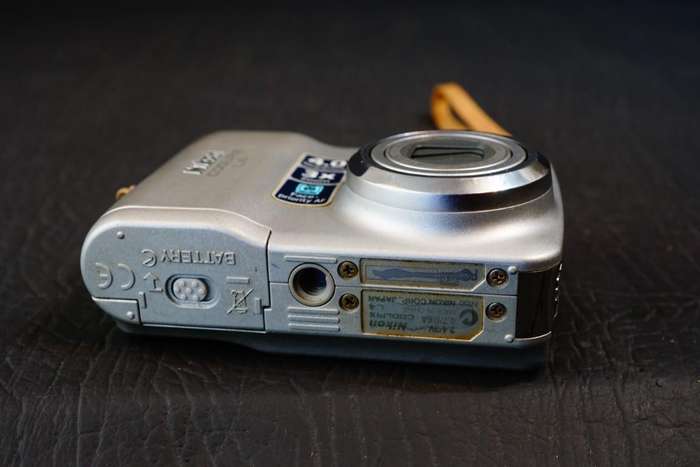 Nikon COOLPIX L4 4.0MP Compact Digital Camera uses AA Batteries **Good Condition**