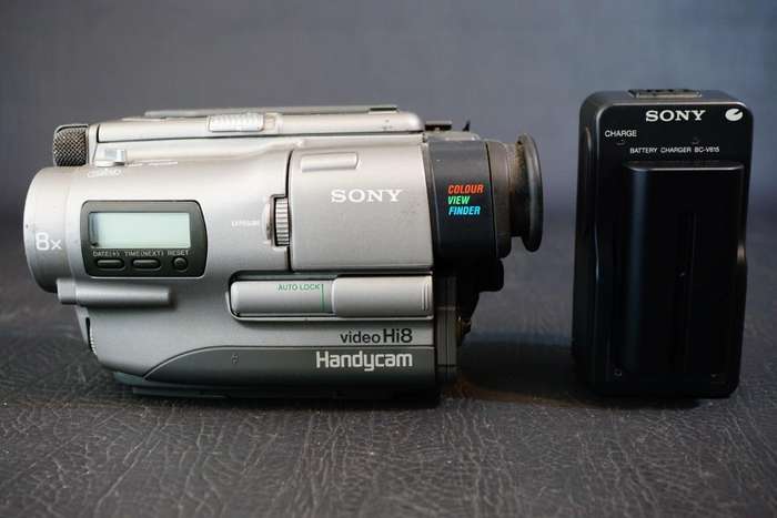 Sony CCD-TR1E CCDTR1E Hi8 Tape Digital Video Camera HANDYCAM Camcorder **Great Condition**