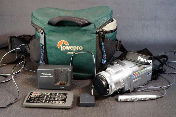 Panasonic NV-GS400 4.0MP 3CCD True Color Mini DV Hybrid Camcorder with 12x Zoom **Great Condition**