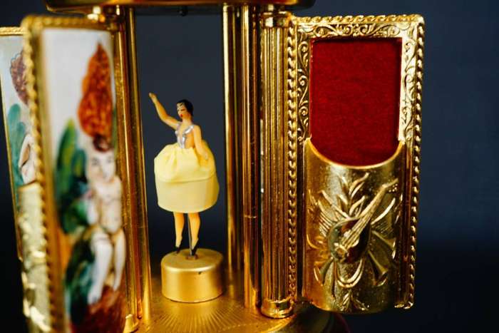 Vintage REUGE Capodimonte ITALY Music Carousel Cigarette Lipstick Holder **Great Condition**
