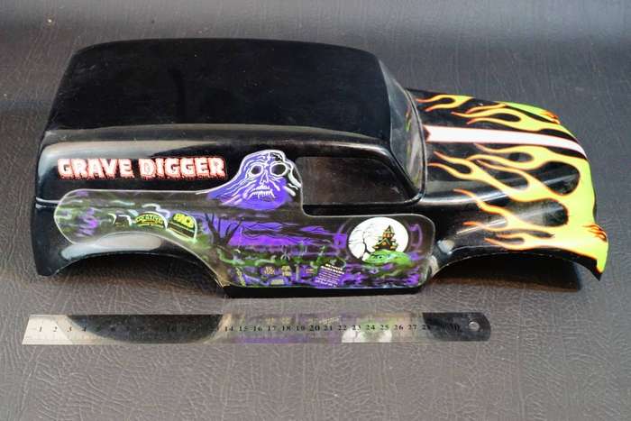 Parma 10165P Painted Grave Digger Body with Decals for 1:10 RC Cars **Good Condition**