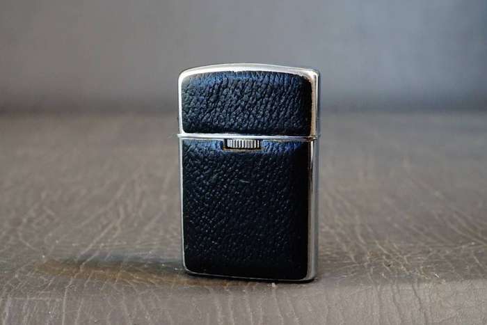 WIN 007 WINDPROOF TEXTURED BLACK BUTANE GAS CIGARETTE LIGHTER **Great Condition**