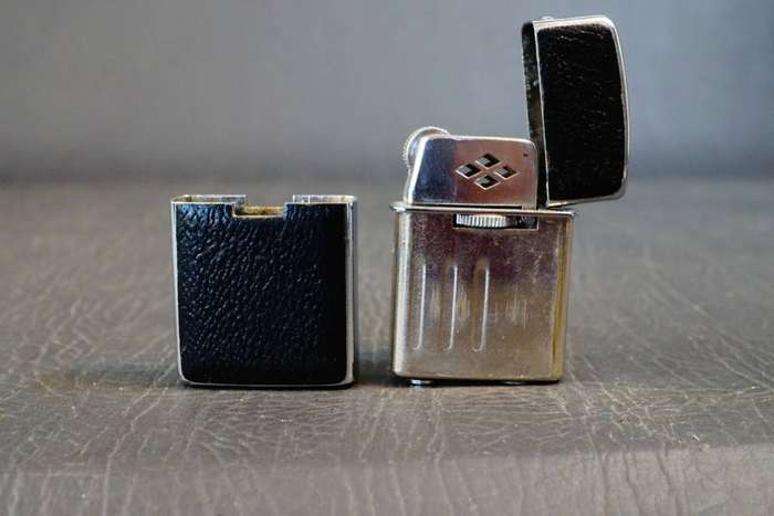 WIN 007 WINDPROOF TEXTURED BLACK BUTANE GAS CIGARETTE LIGHTER **Great Condition**
