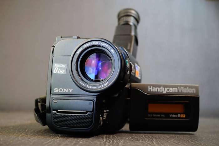 Sony CCD-TRV16E Hi8 Tape Digital Video Camera HANDYCAM Camcorder  **Great Condition**