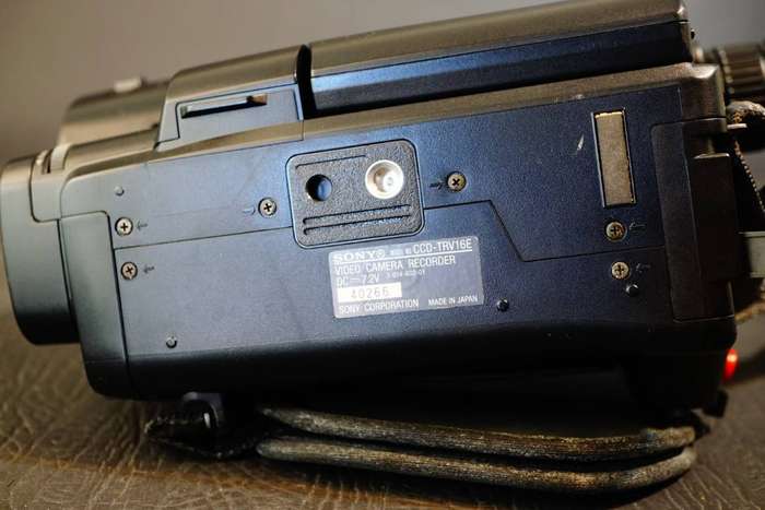 Sony CCD-TRV16E Hi8 Tape Digital Video Camera HANDYCAM Camcorder  **Great Condition**