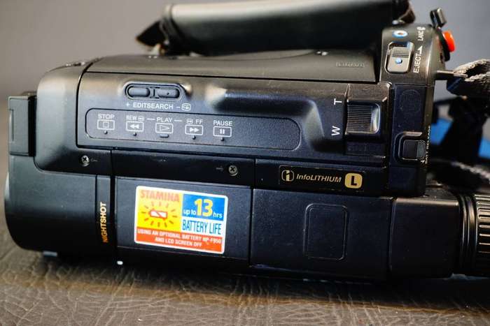 Sony CCD-TRV16E Hi8 Tape Digital Video Camera HANDYCAM Camcorder  **Great Condition**