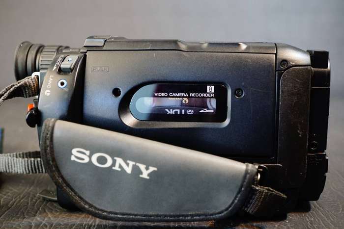 Sony CCD-TRV16E Hi8 Tape Digital Video Camera HANDYCAM Camcorder  **Great Condition**