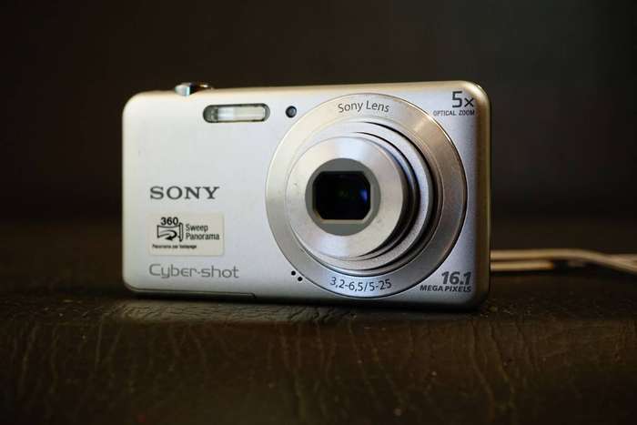 SONY Cyber-shot DSC-W710 16.1MP Digital Compact Camera with 5x Optical Zoom **Great Condition**