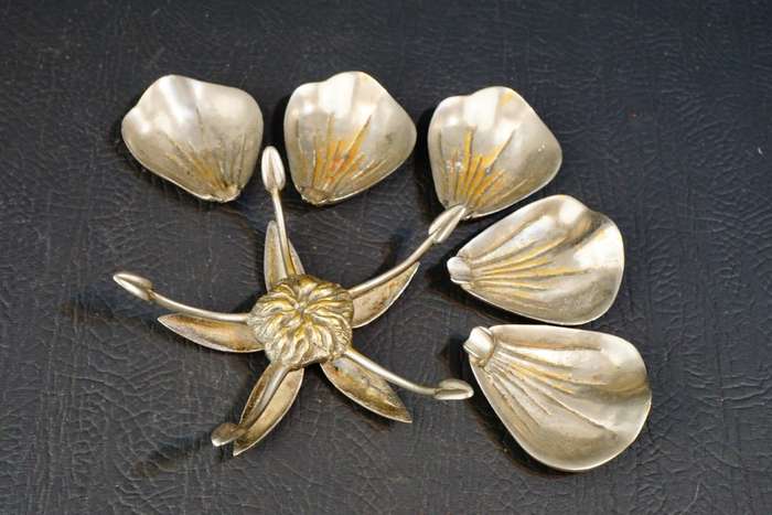 Vintage Silver Metal Lotus Lily Flower Sculpture with Removable Petal Ashtrays **Great Condition**