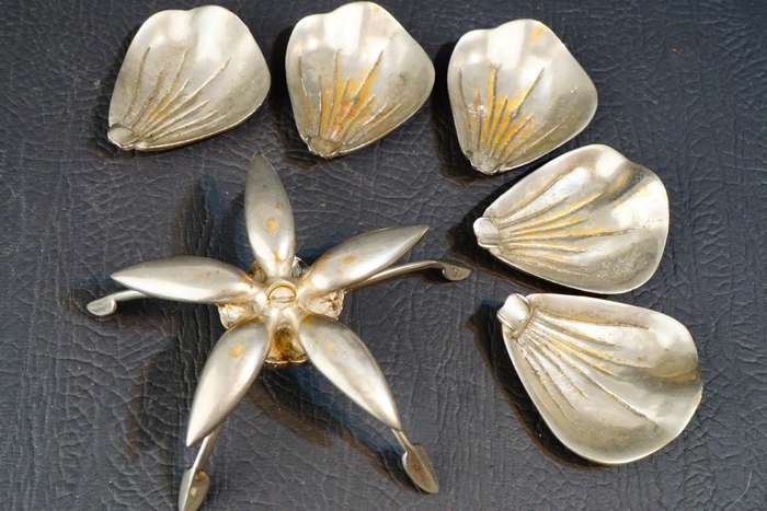Vintage Silver Metal Lotus Lily Flower Sculpture with Removable Petal Ashtrays **Great Condition**