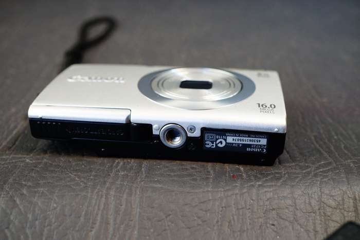 Canon PowerShot A2400 IS 16.0MP Silver Digital Camera  **Great Condition**