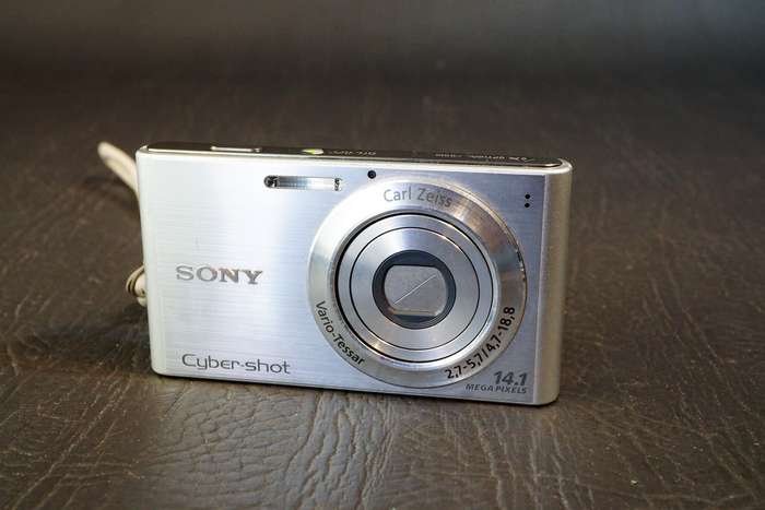 Sony Cyber Shot DSC-W320 14.1 MP Compact Digital Camera Zeiss Lens  **Great Condition**
