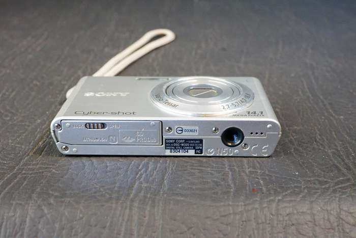 Sony Cyber Shot DSC-W320 14.1 MP Compact Digital Camera Zeiss Lens  **Great Condition**