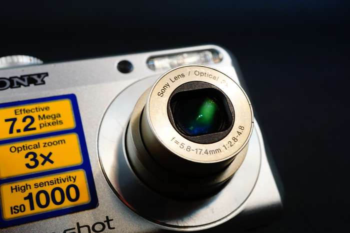 Sony CyberShot DSC-S650 Digital Camera Compact 7.2MP with Original Box **Good Condition**