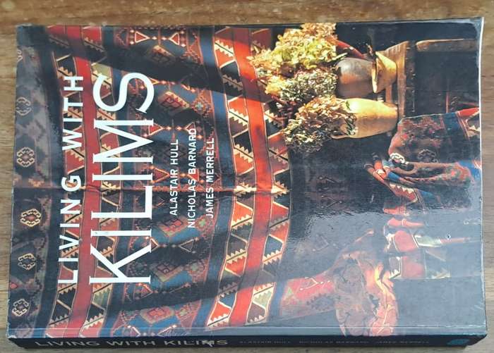 Living with kilims - Alastair Hull (paperback)