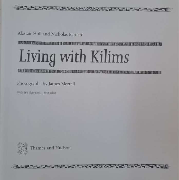 Living with kilims - Alastair Hull (paperback)