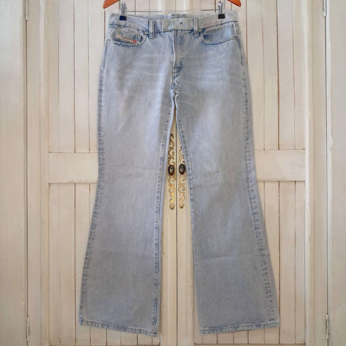 DIESEL LOW-RISE BOOTLEG JEANS W31 - LIGHT WASH