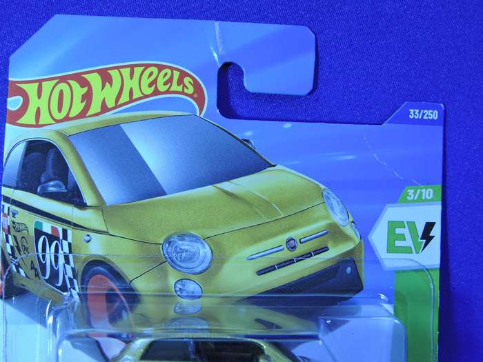 Hot Wheels FIAT 500e  ( Gold #99 )