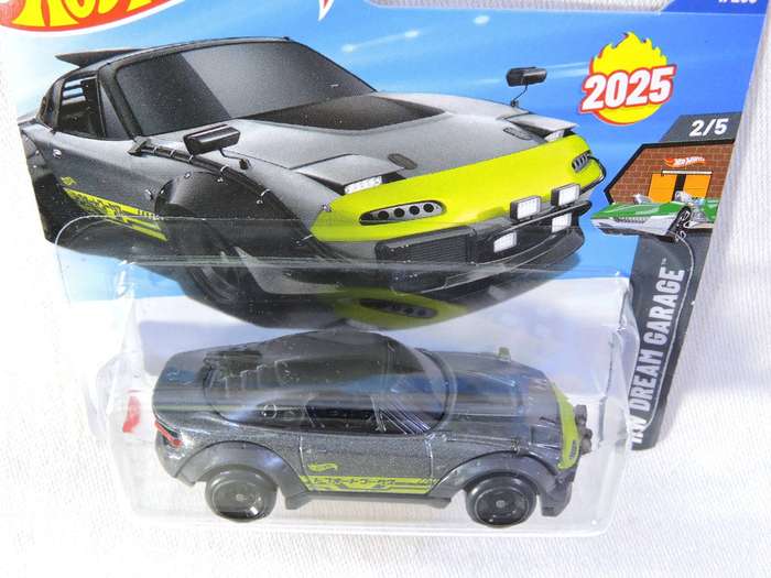 Hot Wheels MAZDA MX-5 MIATA ( Grey with green front)