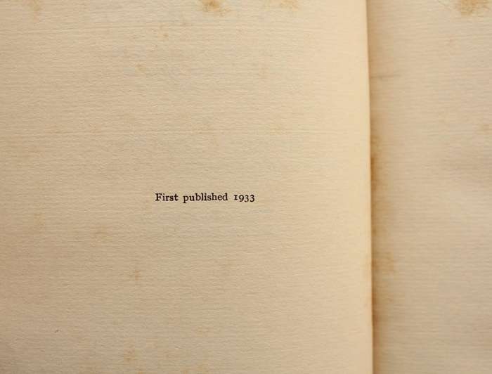THE YELLOW MAN LOOKS ON - HEDLEY CHILVERS - 1ST ED. 1933