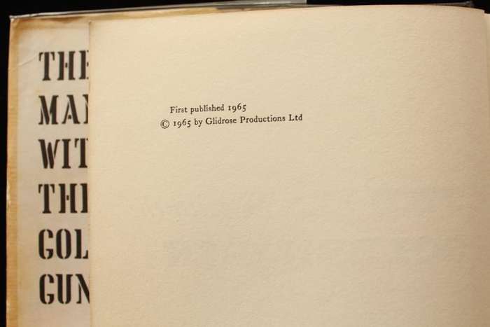 THE MAN WITH THE GOLDEN GUN by Ian Fleming (1965) - VERY GOOD COPY IN UNCLIPPED DJ